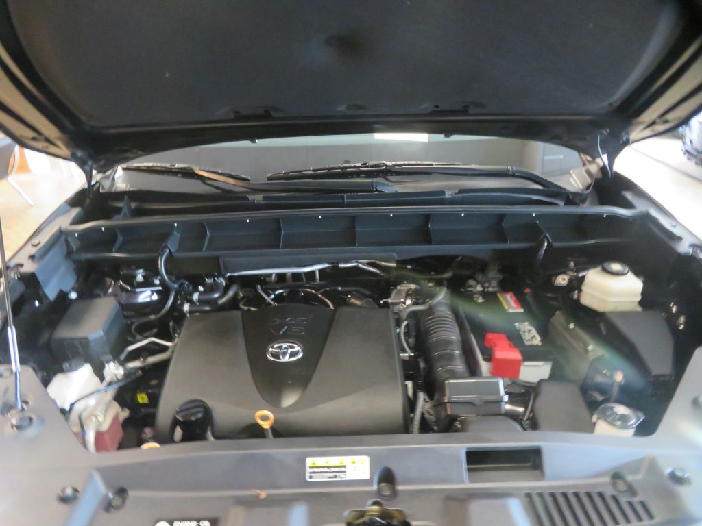 Photo 60 of this TOYOTA HIGHLANDER AWD