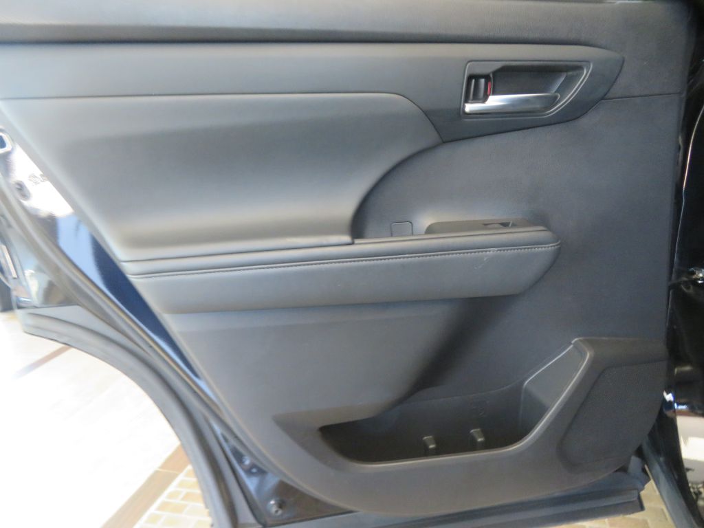 Photo 17 of this TOYOTA HIGHLANDER
