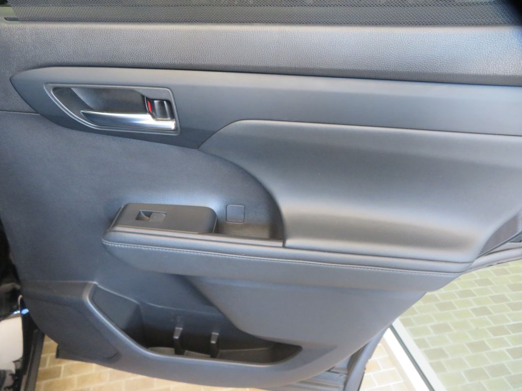Photo 23 of this TOYOTA HIGHLANDER