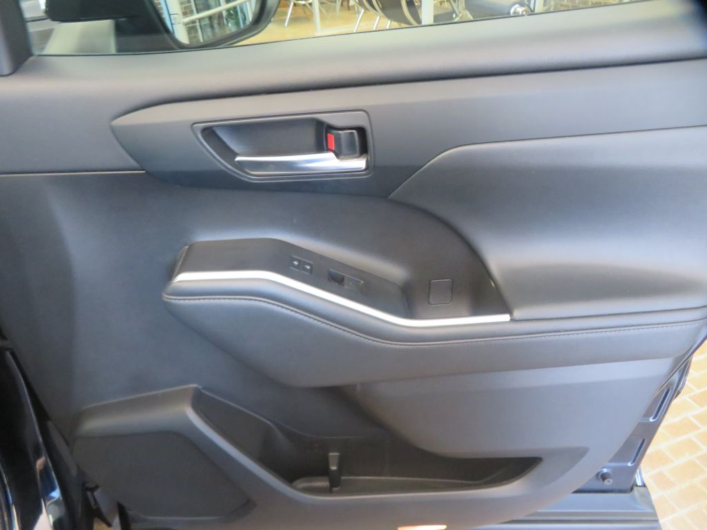 Photo 30 of this TOYOTA HIGHLANDER