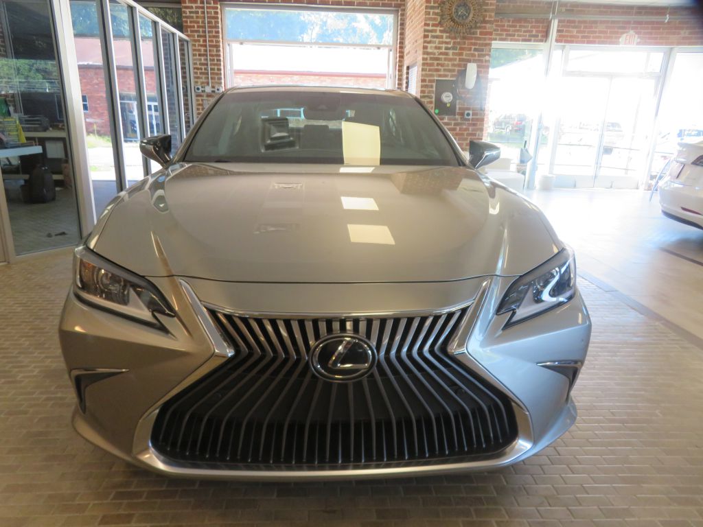 Photo 2 of this LEXUS ES