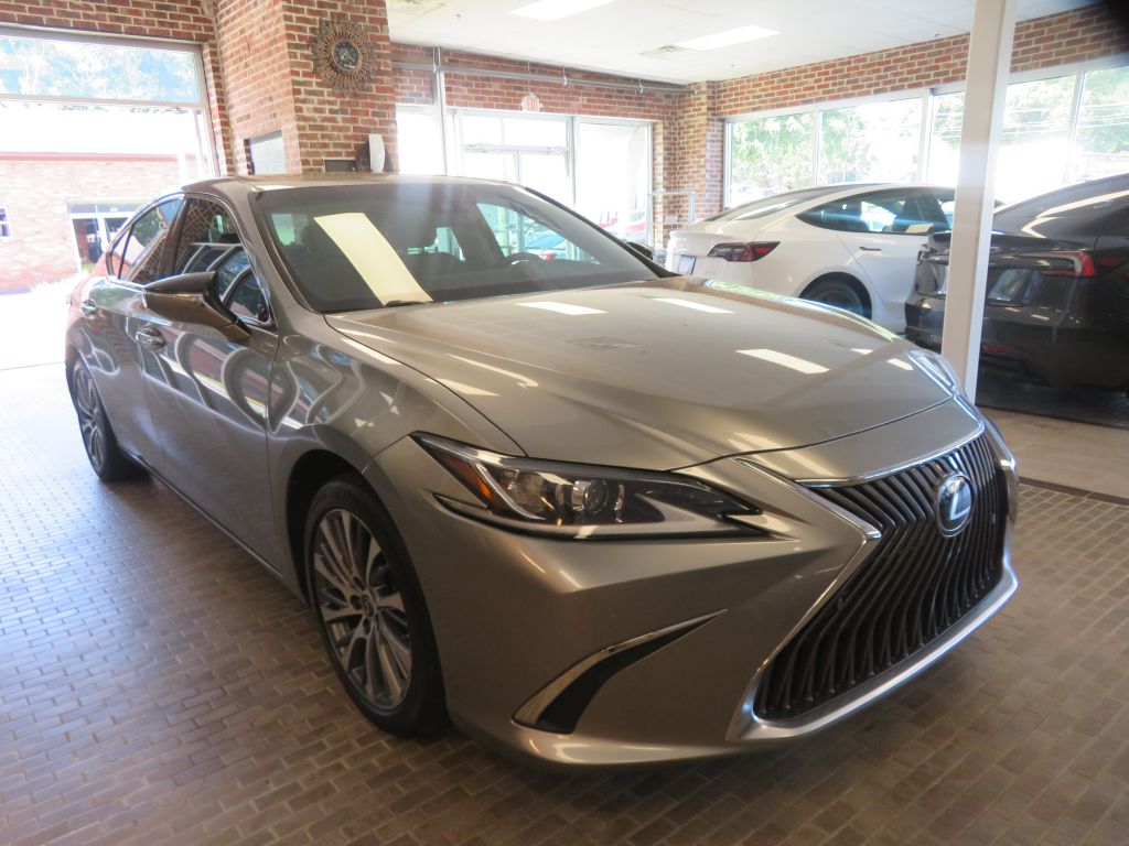 Photo 3 of this LEXUS ES
