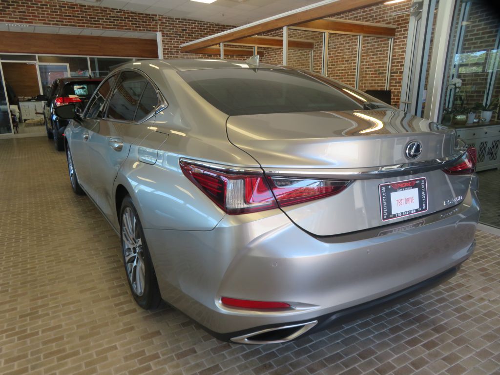 Photo 6 of this LEXUS ES