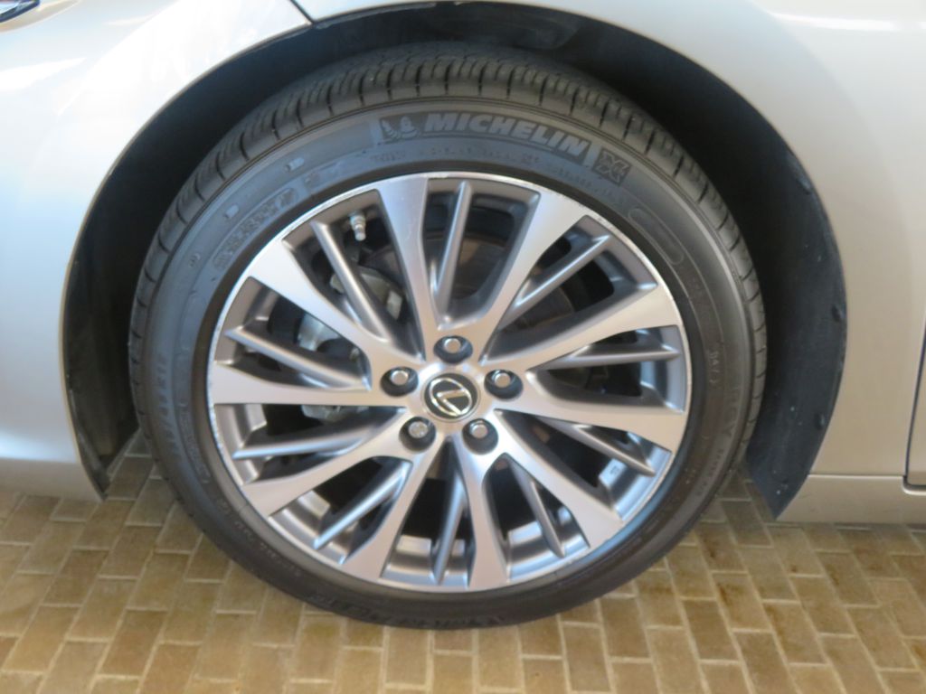Photo 7 of this LEXUS ES