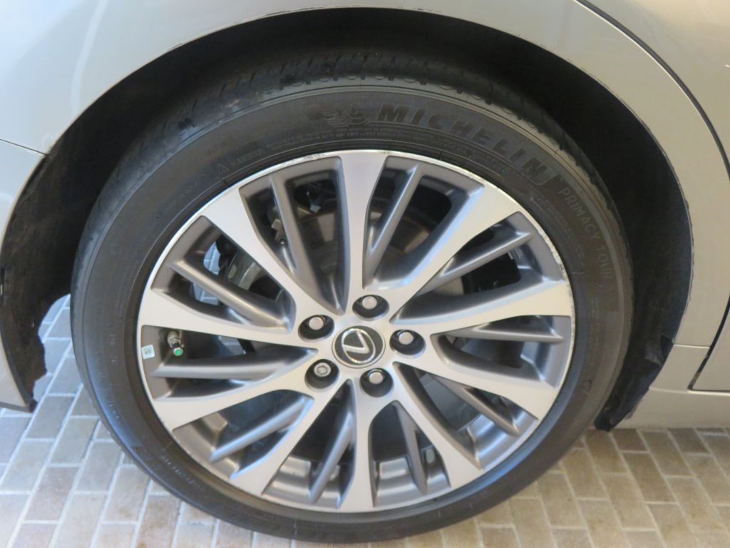 Photo 9 of this LEXUS ES