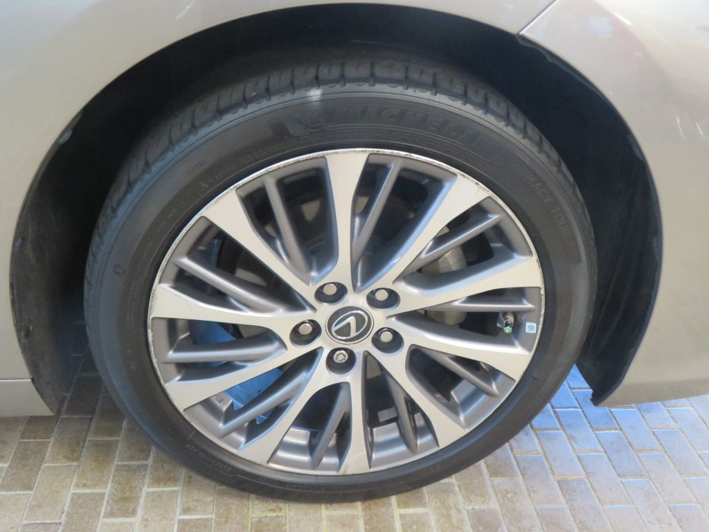 Photo 10 of this LEXUS ES