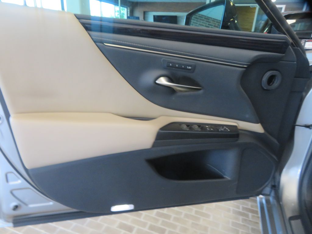 Photo 13 of this LEXUS ES