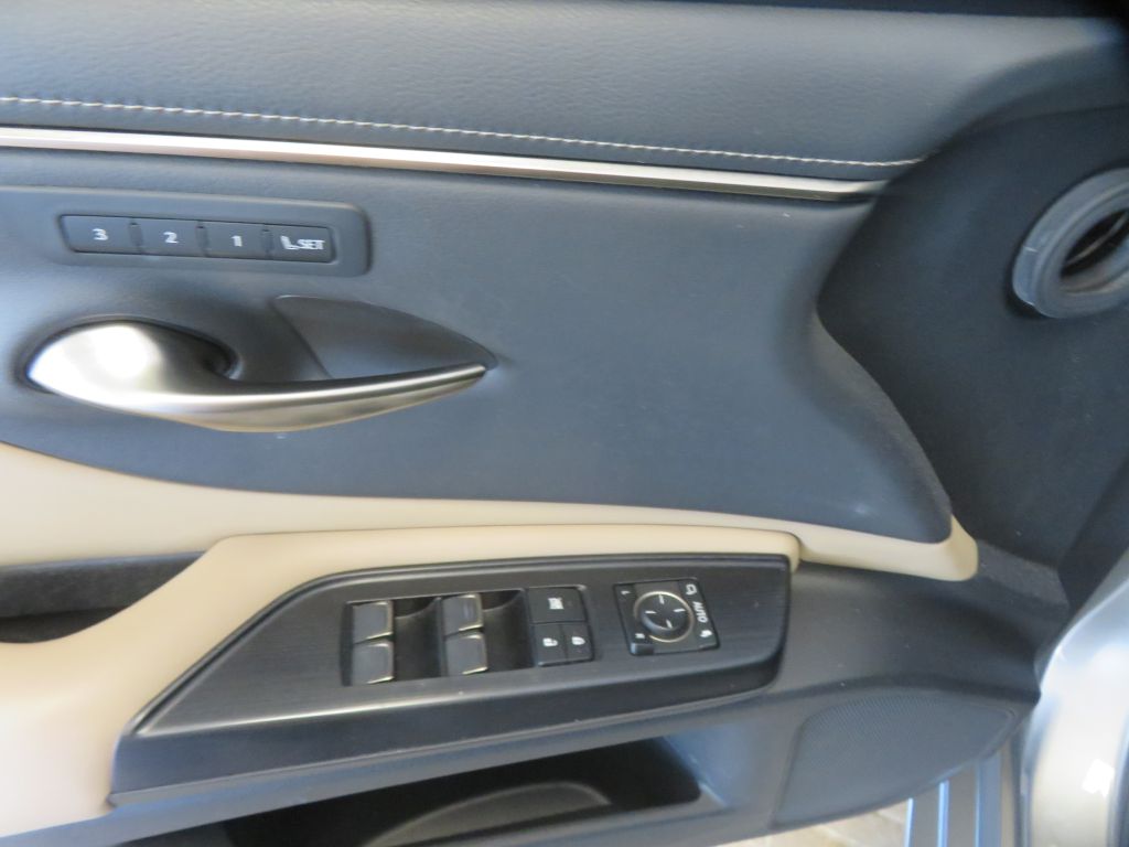 Photo 14 of this LEXUS ES