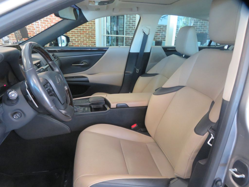 Photo 15 of this LEXUS ES