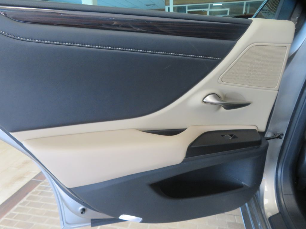 Photo 17 of this LEXUS ES