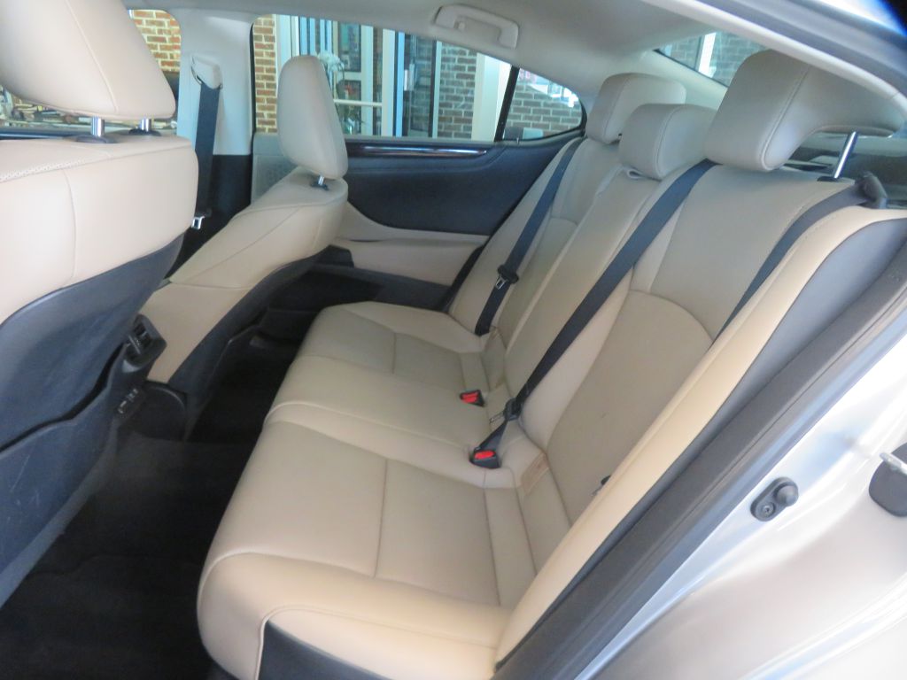 Photo 19 of this LEXUS ES