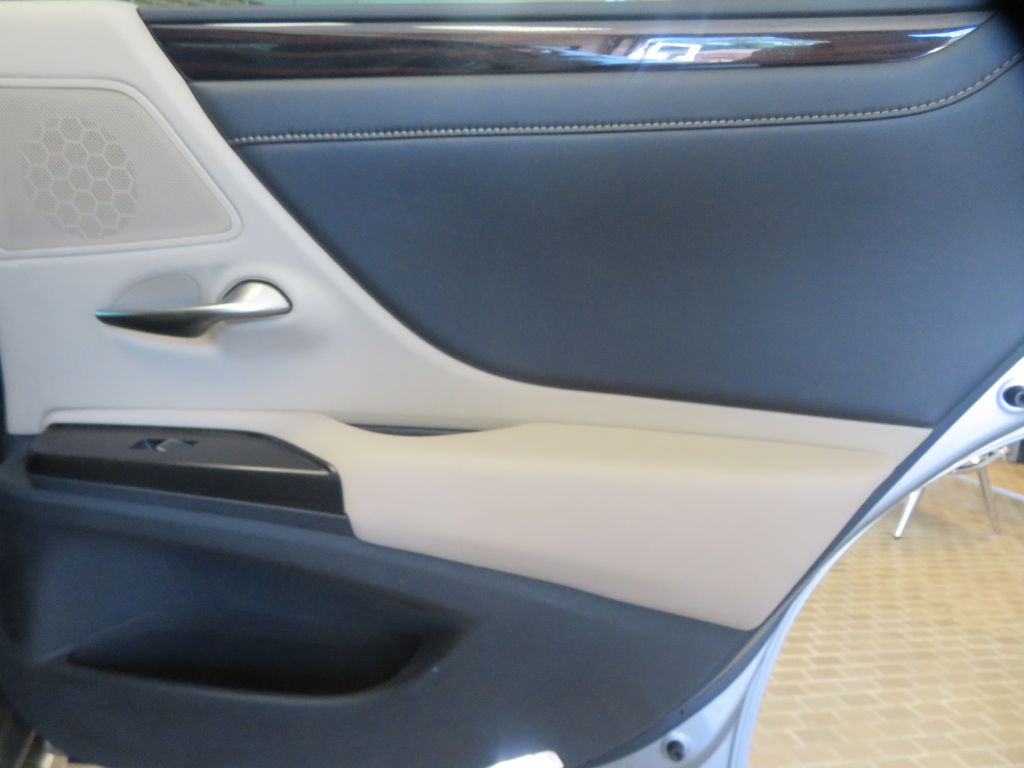 Photo 20 of this LEXUS ES