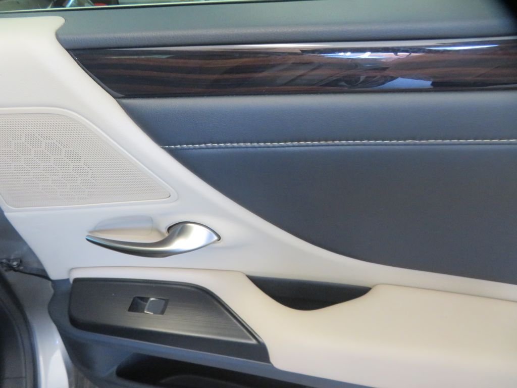 Photo 21 of this LEXUS ES