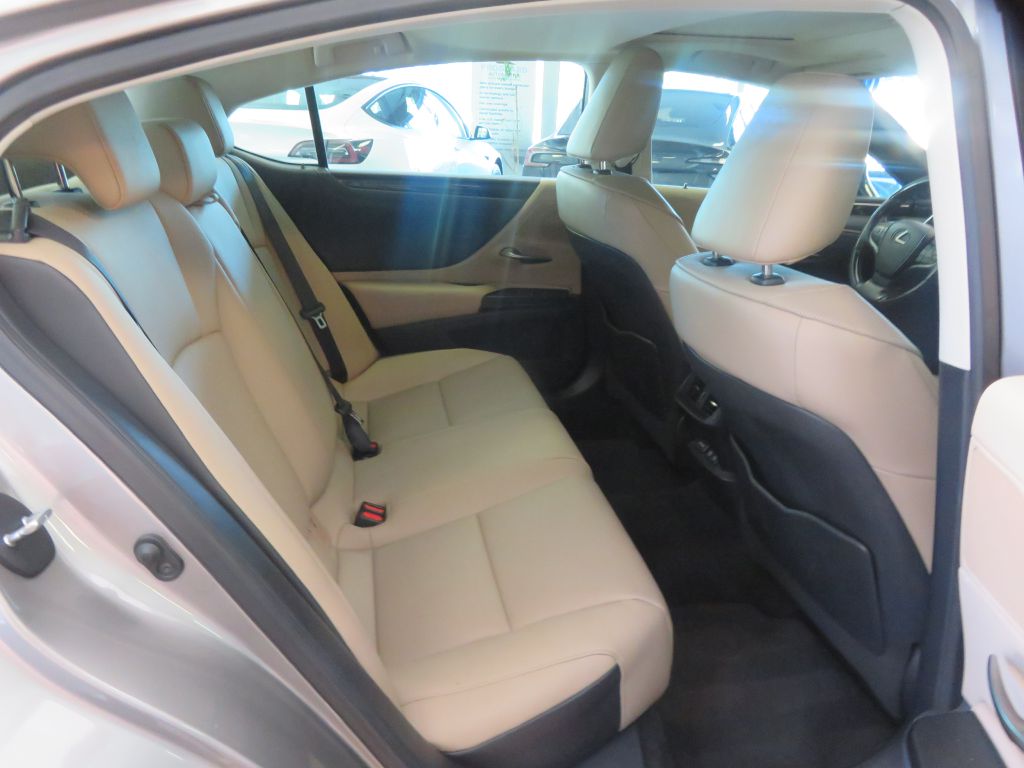 Photo 22 of this LEXUS ES