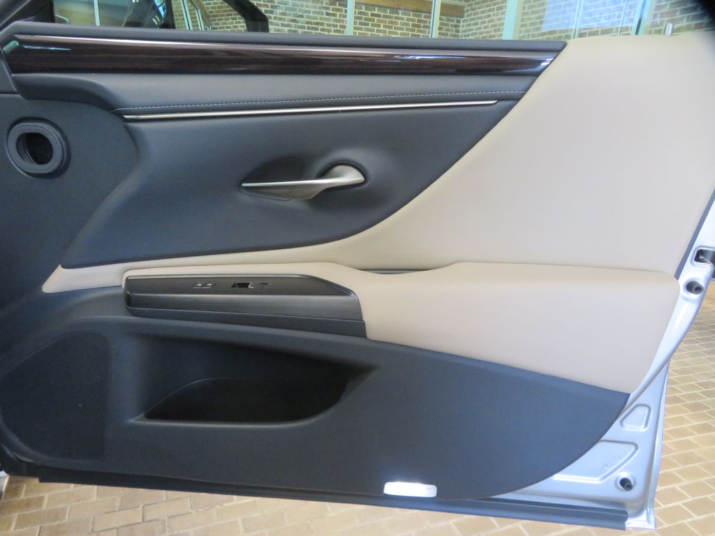 Photo 23 of this LEXUS ES
