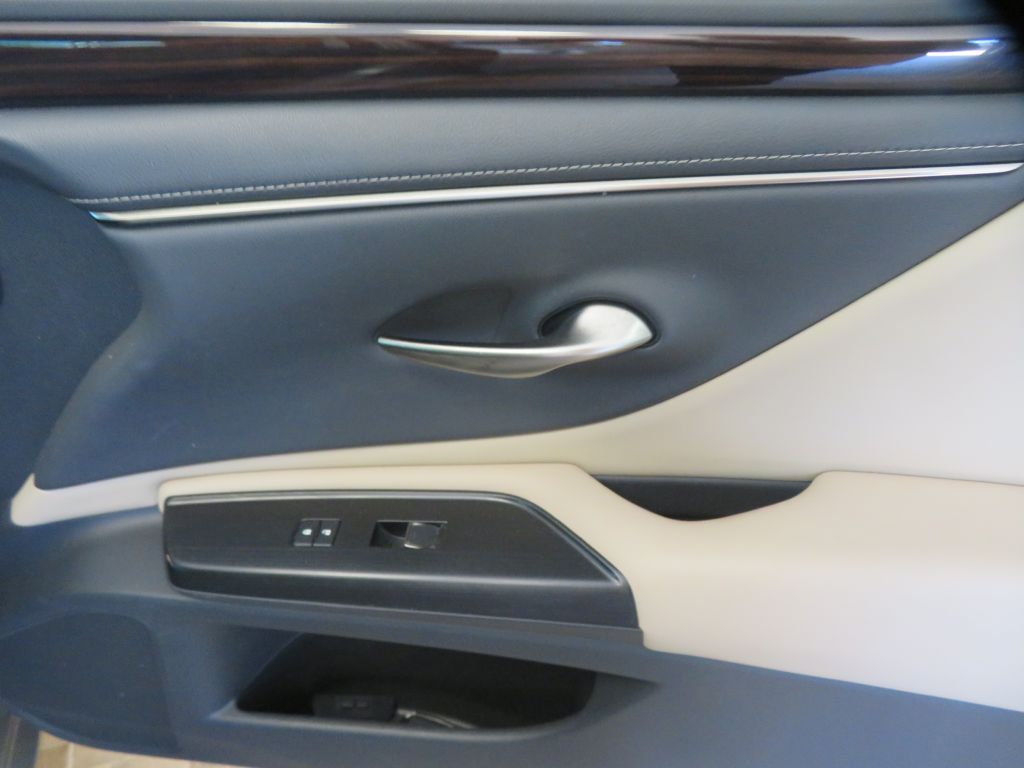 Photo 24 of this LEXUS ES