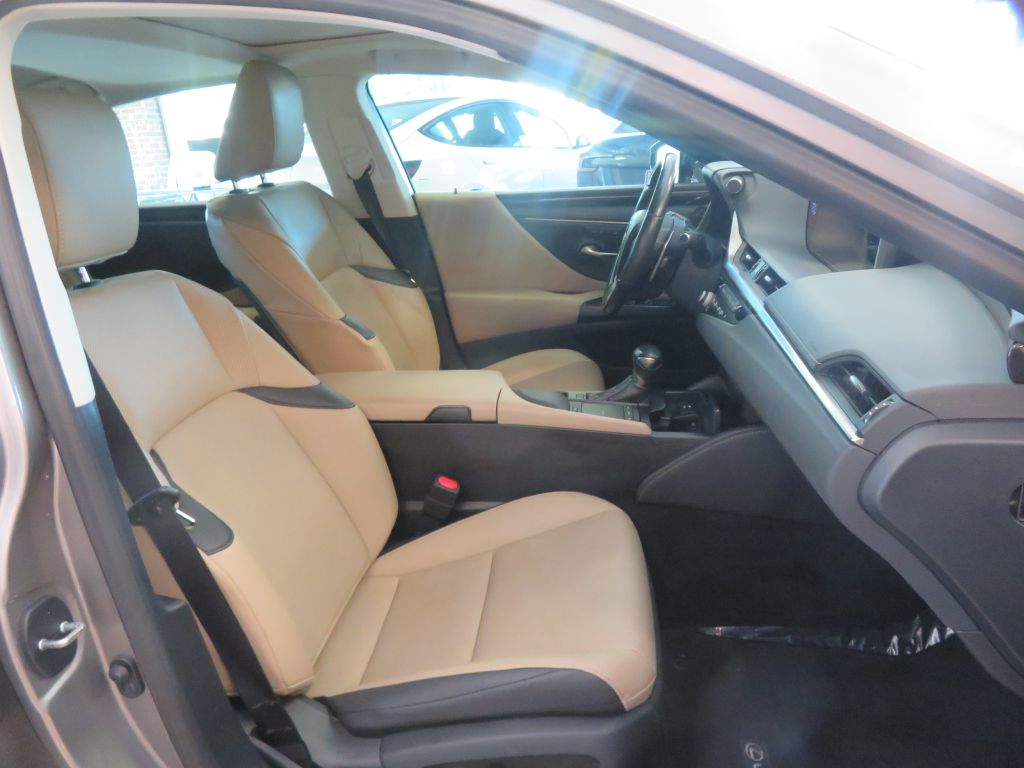 Photo 25 of this LEXUS ES