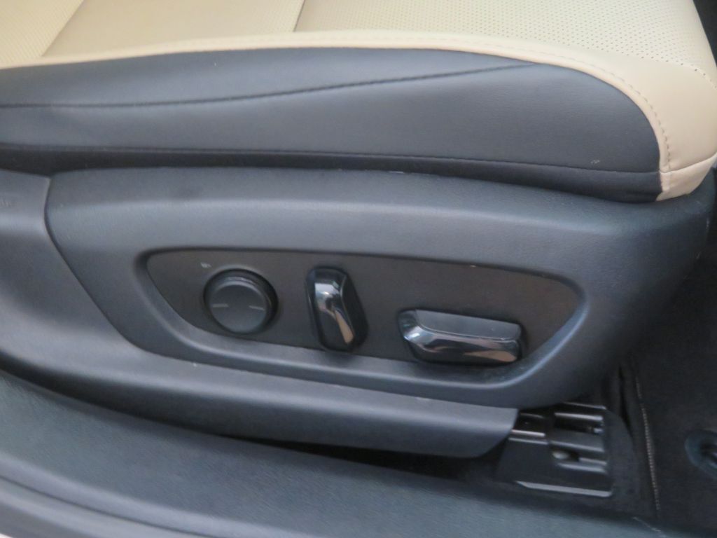 Photo 26 of this LEXUS ES