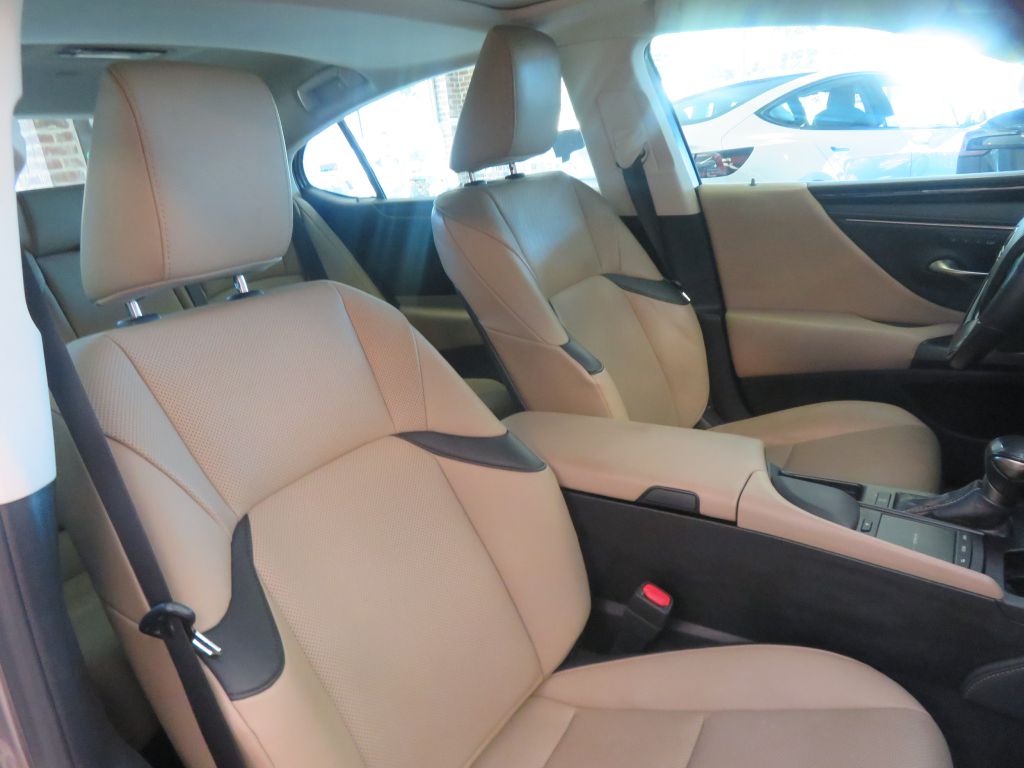 Photo 27 of this LEXUS ES