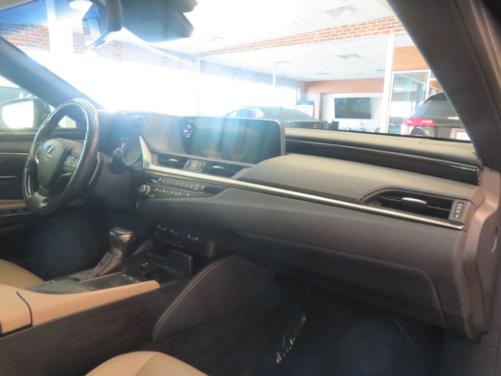 Photo 28 of this LEXUS ES