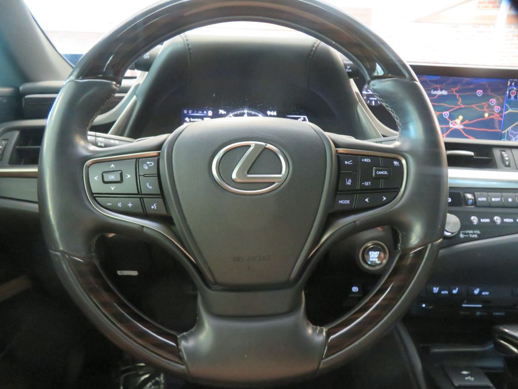 Photo 29 of this LEXUS ES