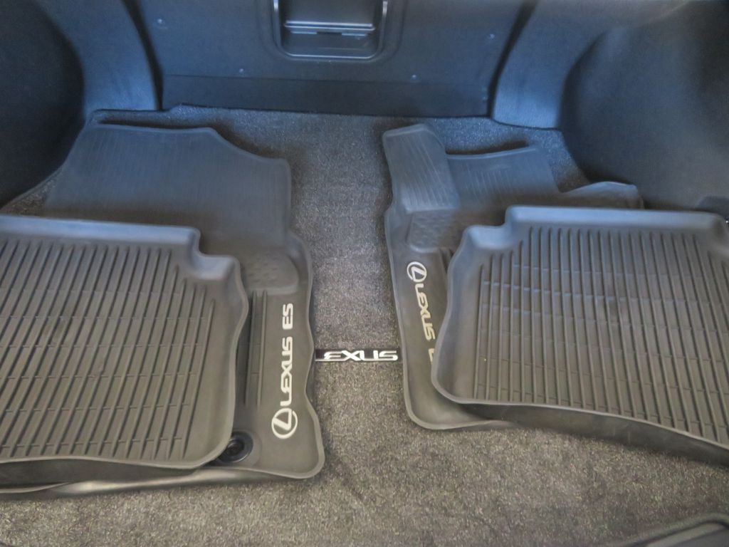 Photo 53 of this LEXUS ES