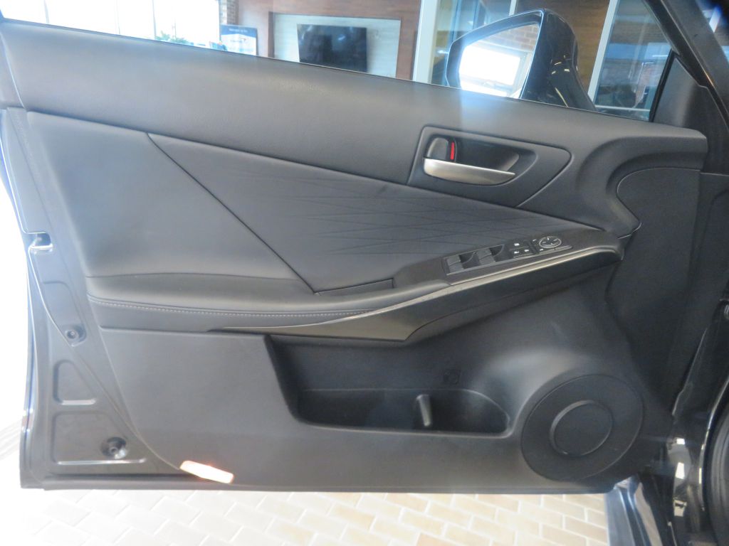 Photo 13 of this LEXUS IS F SPORT