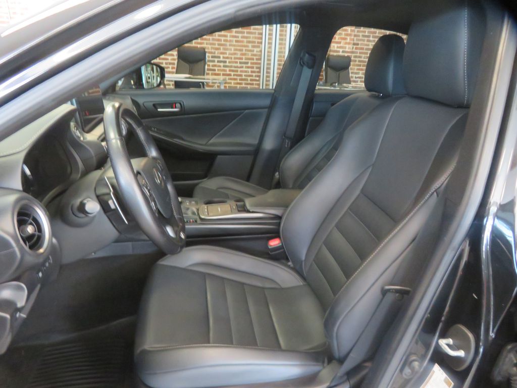Photo 15 of this LEXUS IS F SPORT