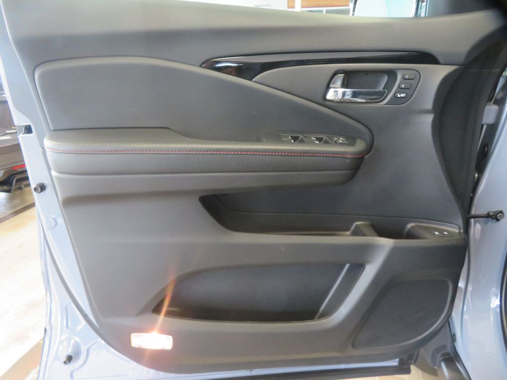 Photo 13 of this HONDA PILOT BLACK