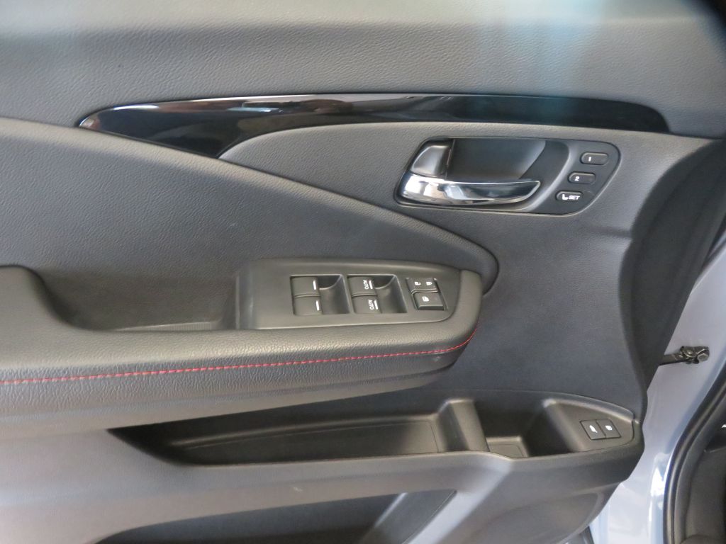 Photo 14 of this HONDA PILOT BLACK