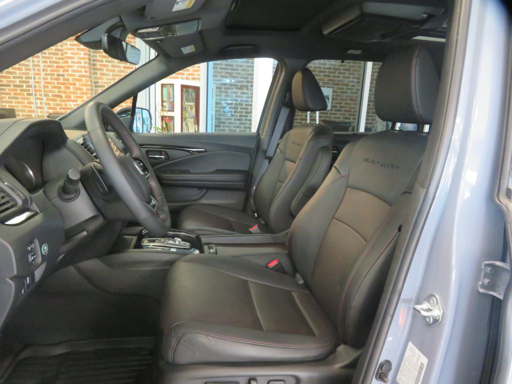 Photo 15 of this HONDA PILOT BLACK