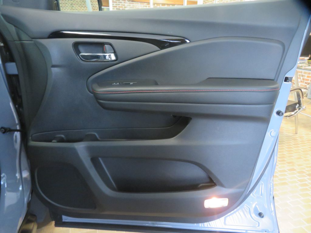 Photo 31 of this HONDA PILOT BLACK