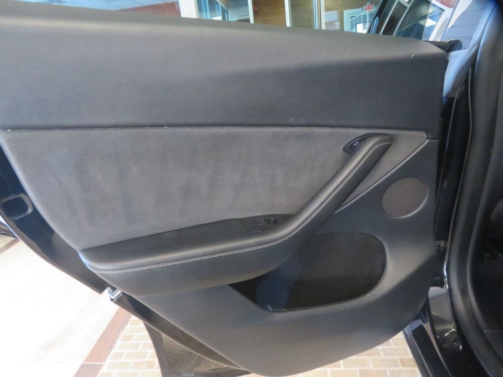 Photo 14 of this TESLA MODEL Y
