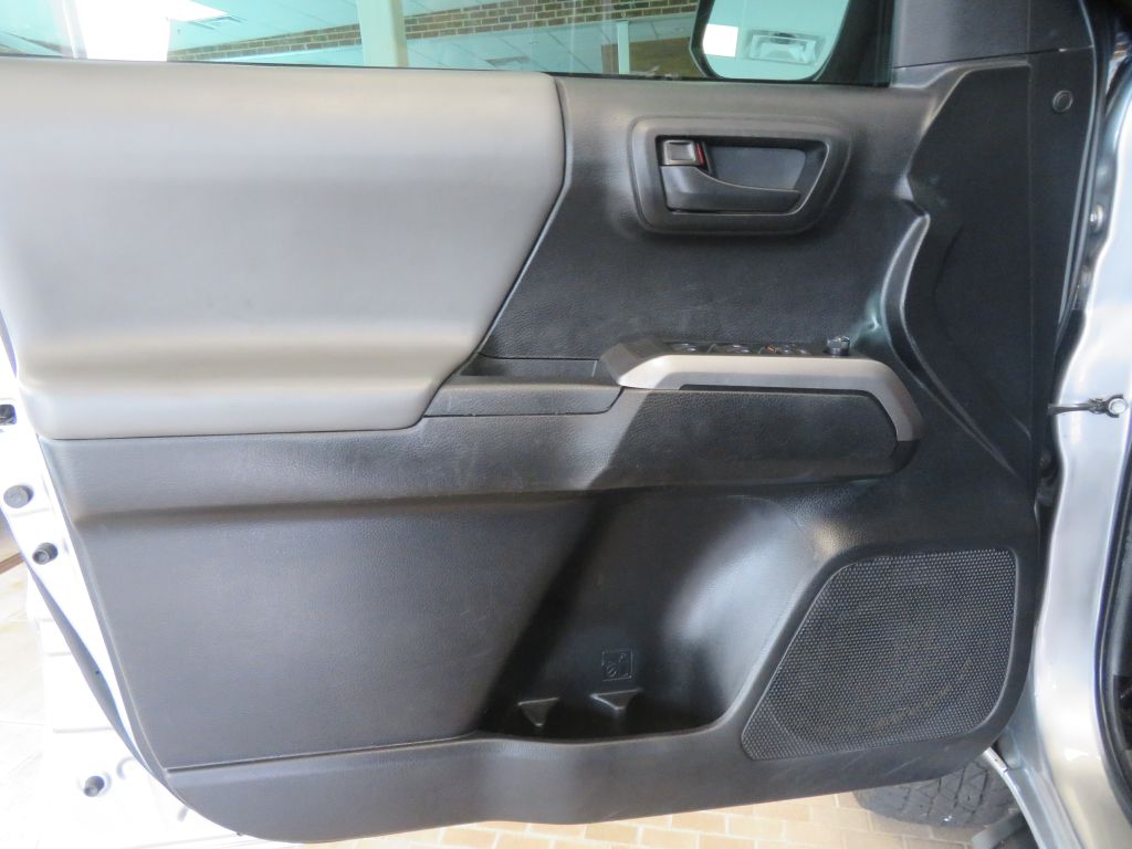 Photo 13 of this TOYOTA TACOMA