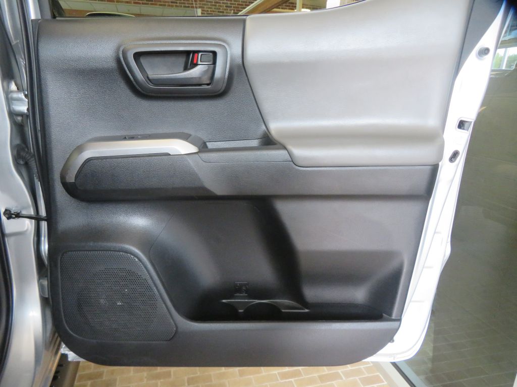 Photo 18 of this TOYOTA TACOMA
