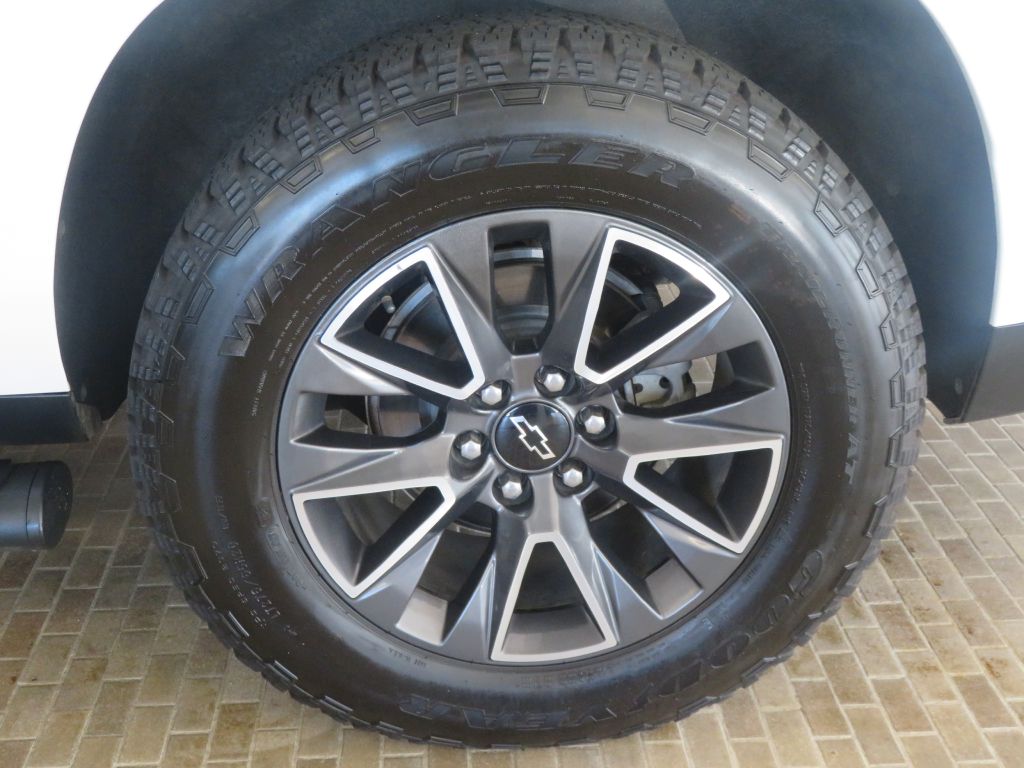 Photo 8 of this CHEVROLET SUBURBAN