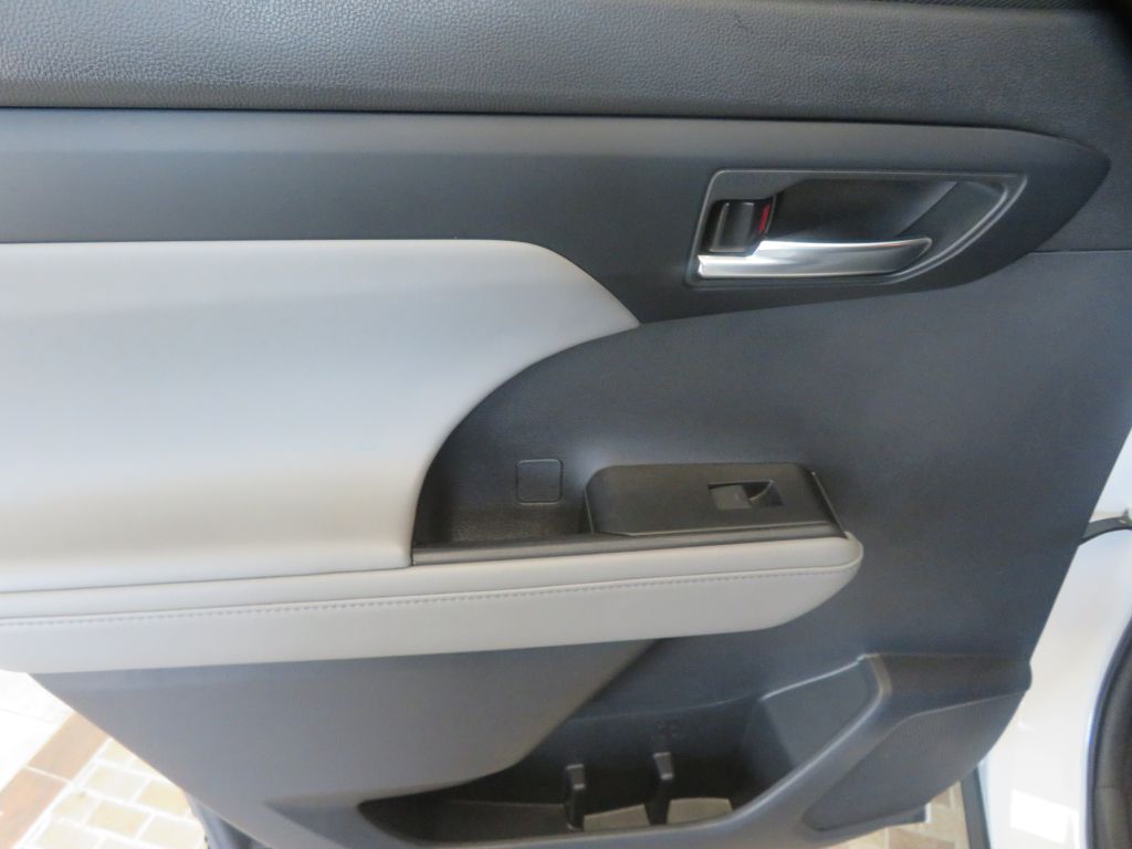Photo 18 of this TOYOTA HIGHLANDER