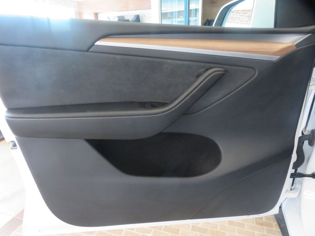Photo 13 of this TESLA MODEL Y