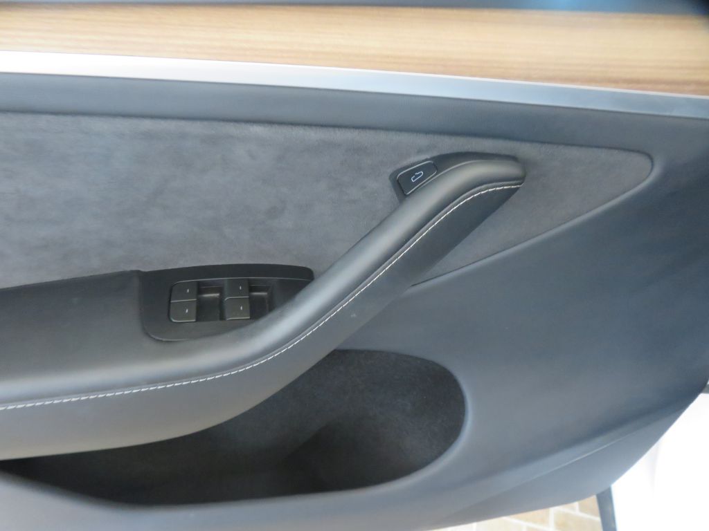 Photo 14 of this TESLA MODEL Y