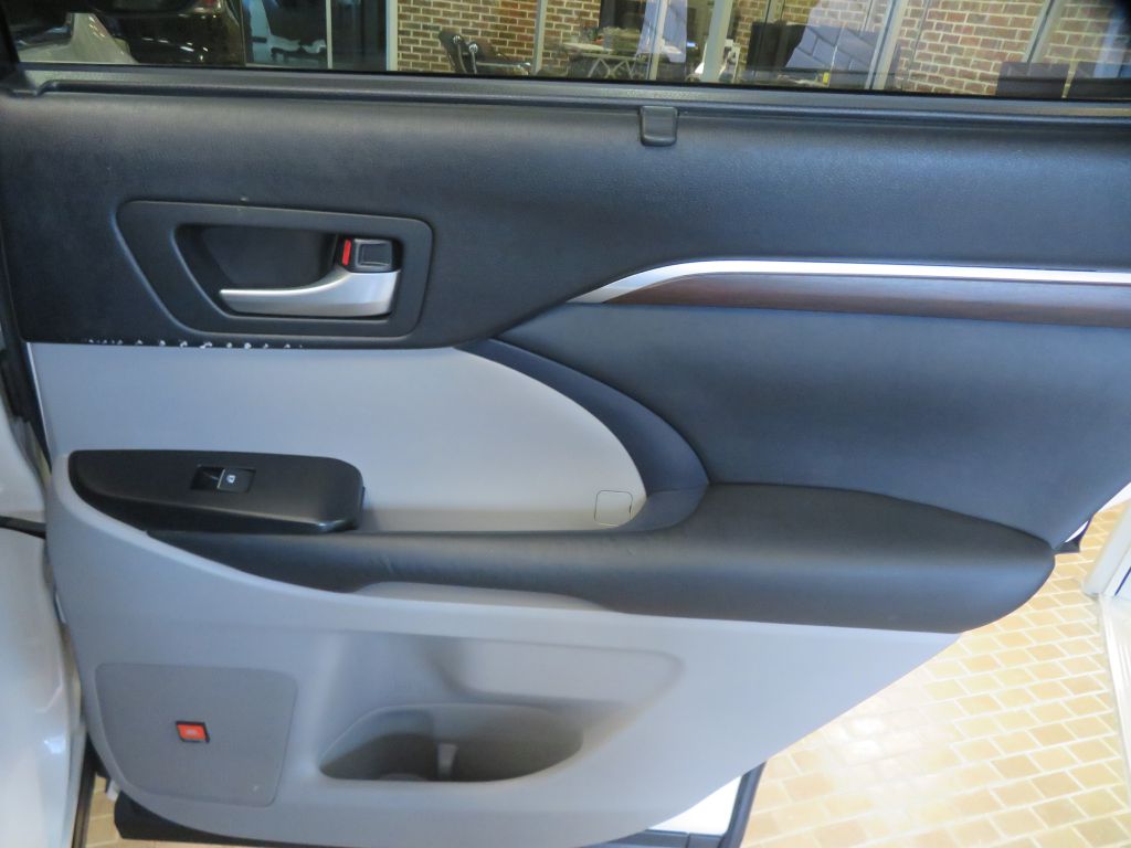 Photo 24 of this TOYOTA HIGHLANDER