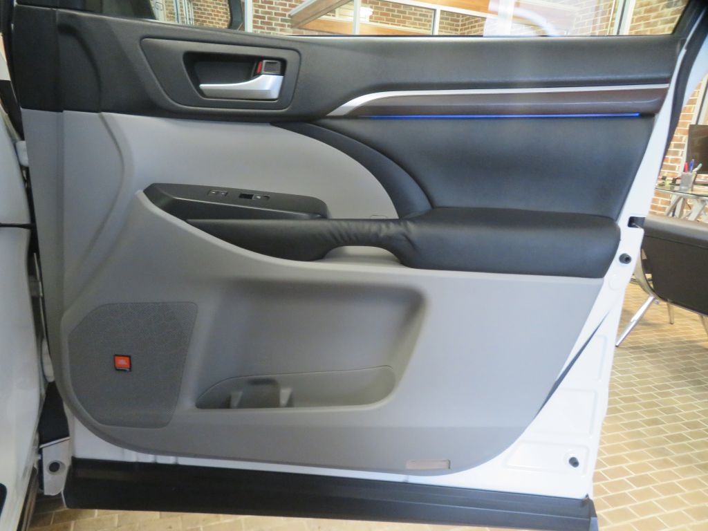 Photo 28 of this TOYOTA HIGHLANDER