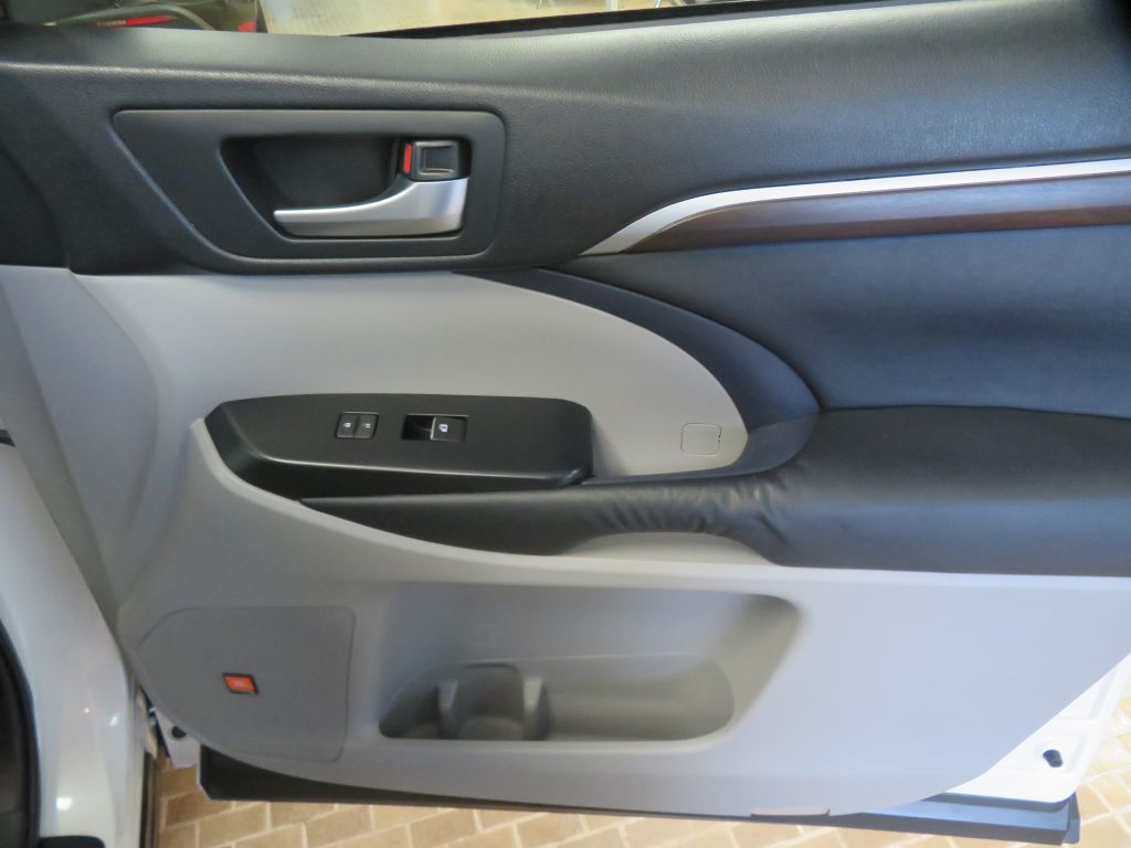 Photo 29 of this TOYOTA HIGHLANDER