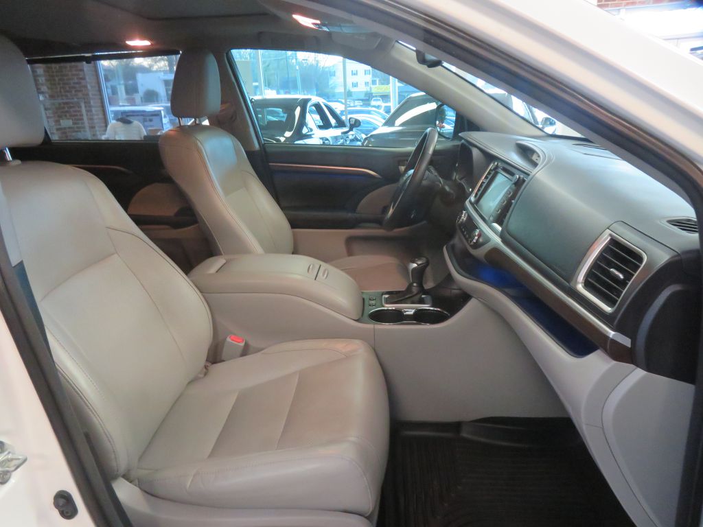 Photo 30 of this TOYOTA HIGHLANDER