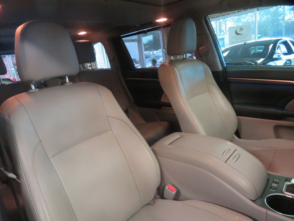 Photo 32 of this TOYOTA HIGHLANDER