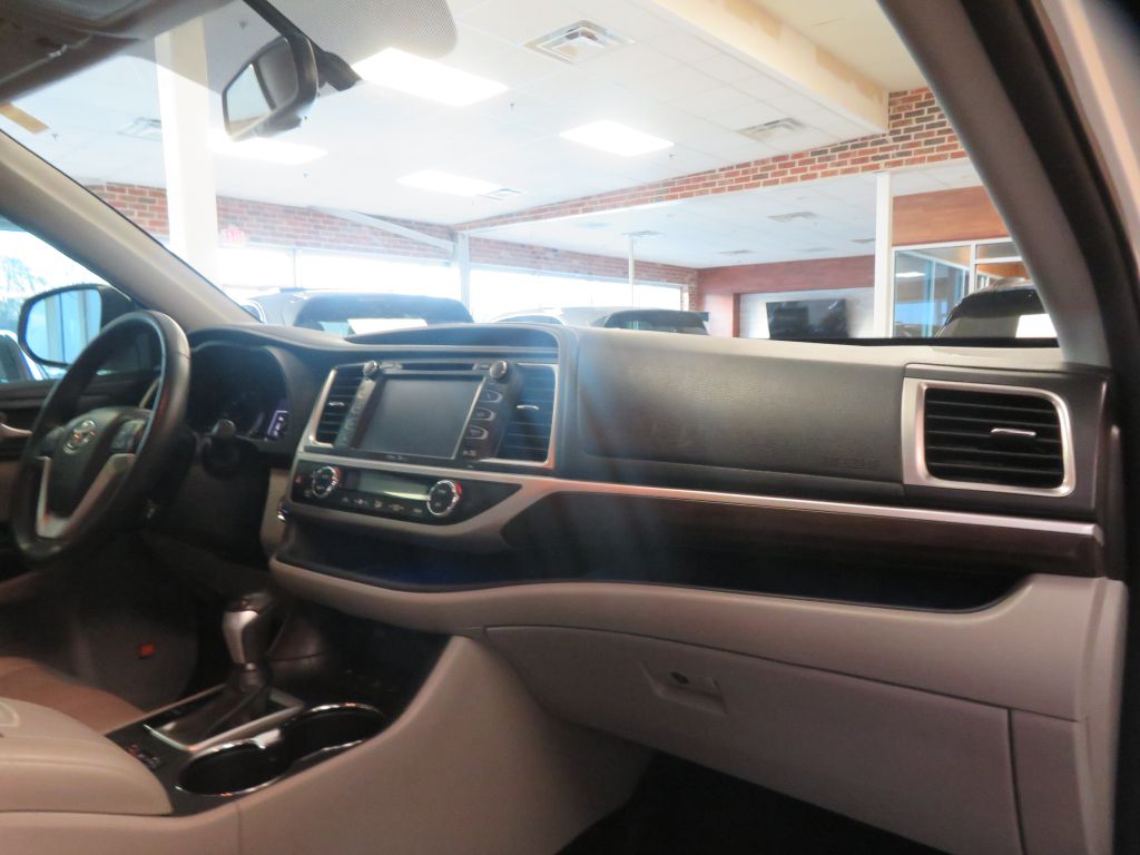 Photo 33 of this TOYOTA HIGHLANDER