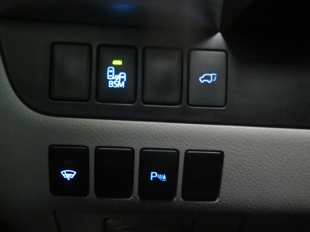 Photo 39 of this TOYOTA HIGHLANDER