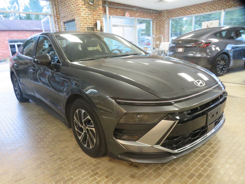 Photo 3 of this HYUNDAI SONATA