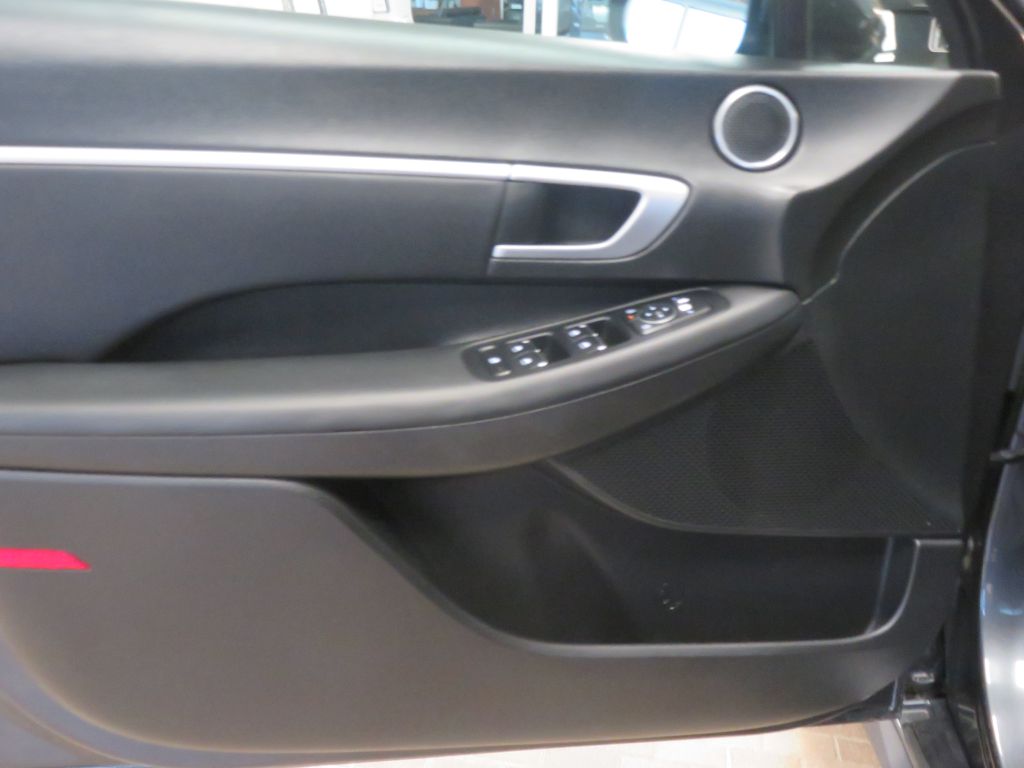 Photo 11 of this HYUNDAI SONATA