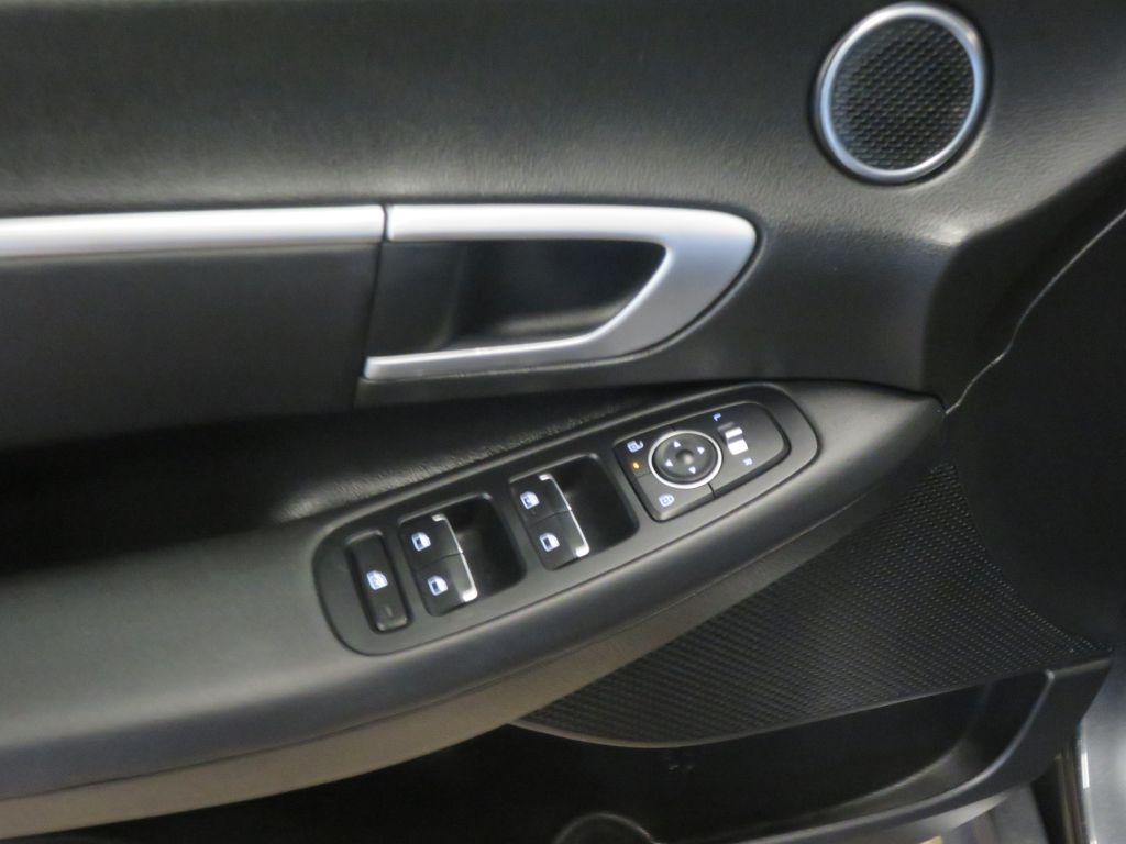 Photo 12 of this HYUNDAI SONATA
