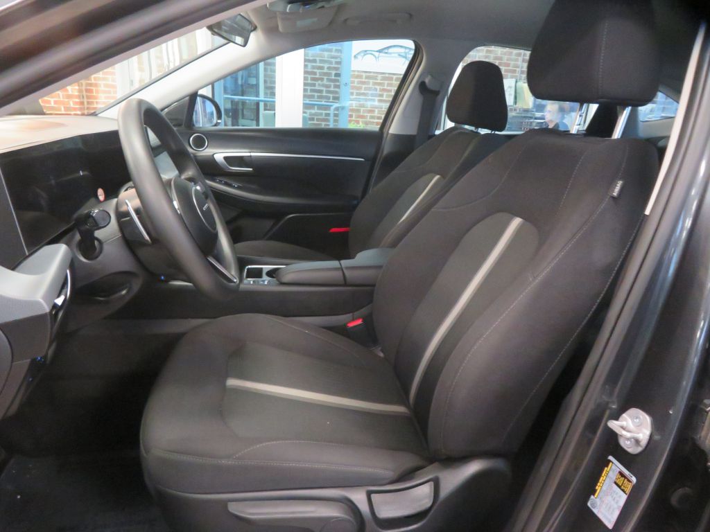 Photo 13 of this HYUNDAI SONATA